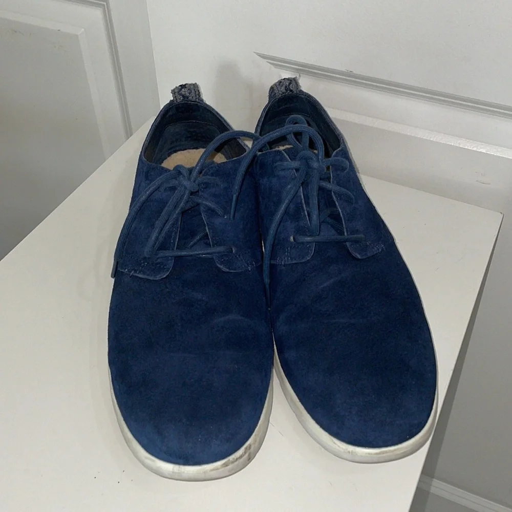 UGG Men’s Treadlite Chukka Boots size 11 Genuine Suede Embroidered Pull-on Logo